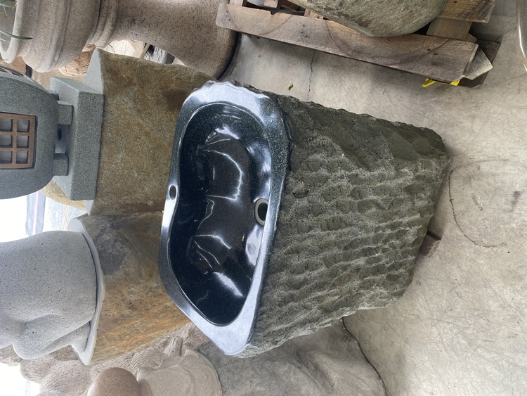 青石洗手台搭配日式庭園水景與枯山水造景的石材洗手槽