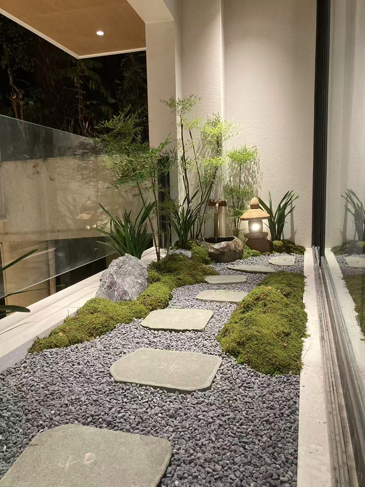 住家小陽台以灰角石碎石步道與青石踏石板營造枯山水庭園氛圍