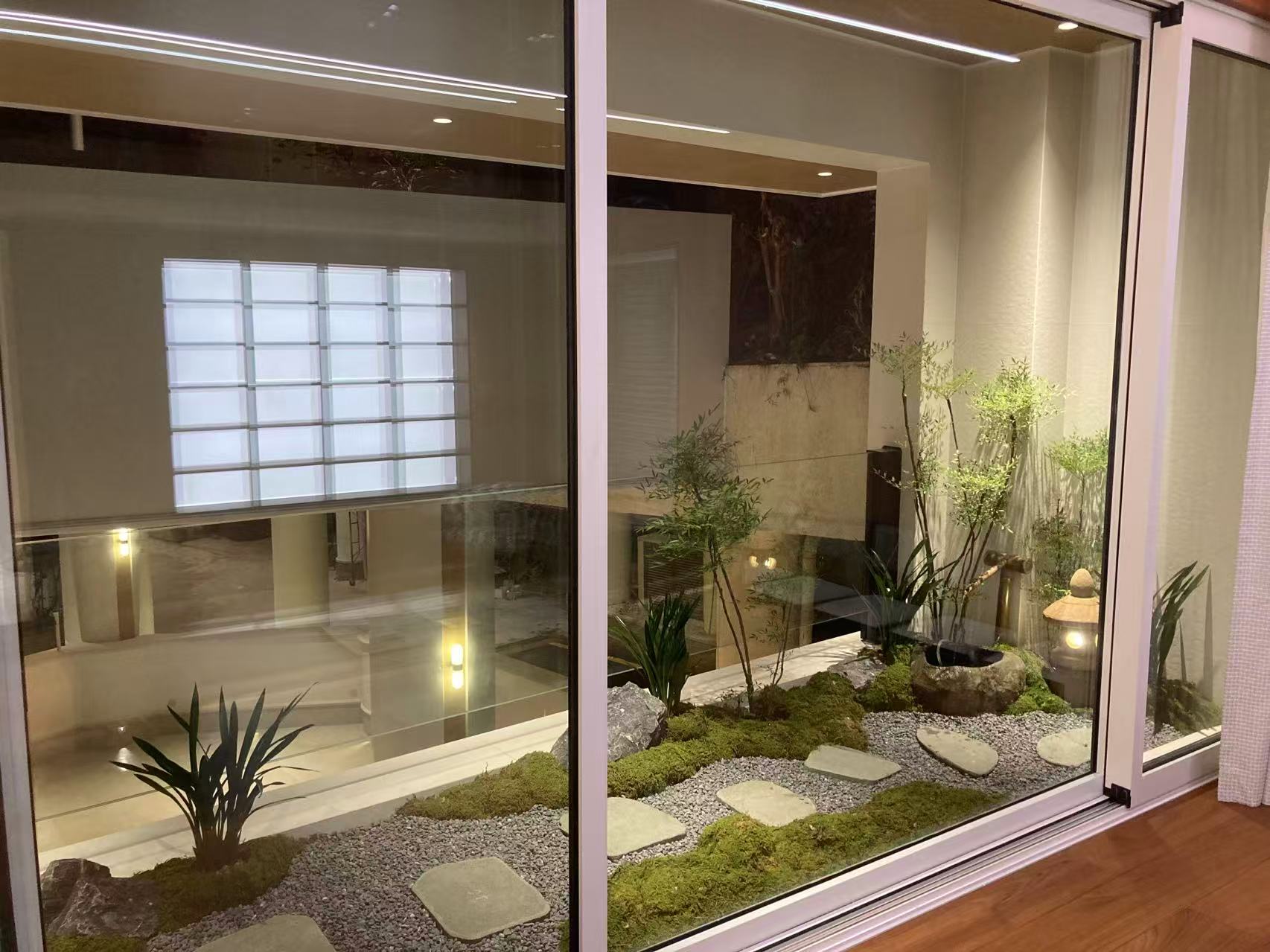 青石水缽搭配黃石圓石燈與竹流水呈現靜謐的小尺度日式陽台庭園