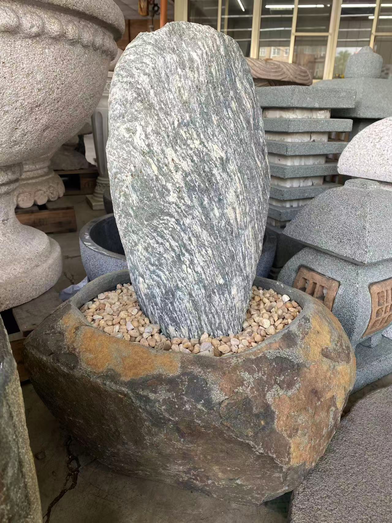 庭院中擺放鎮宅石以穩定氣場並提升整體風水安定感