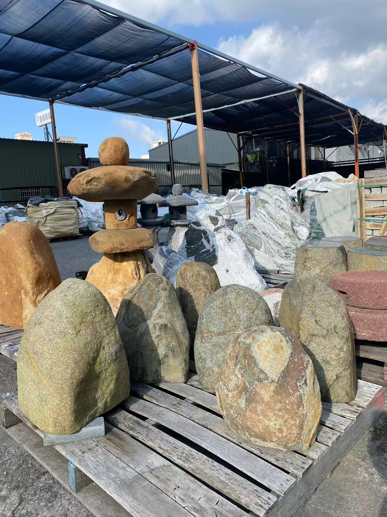 大型鎮宅石放置於庭園缺角作為風水補氣配置