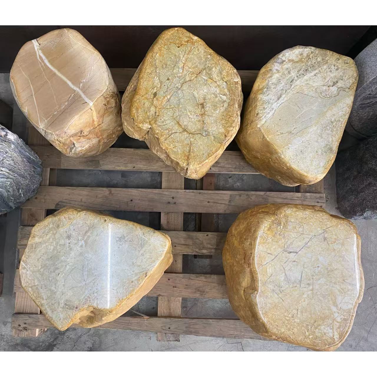 天然黃蠟石石椅厚實穩重，適合庭園景觀配置